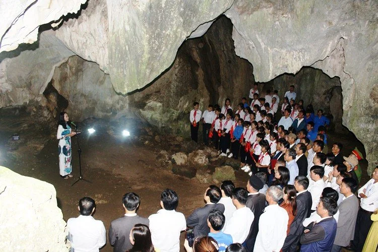 CỤM DI TÍCH LỊCH SỬ HANG RÚ ẤM VÀ CÂY ĐA LÀNG TRÙ